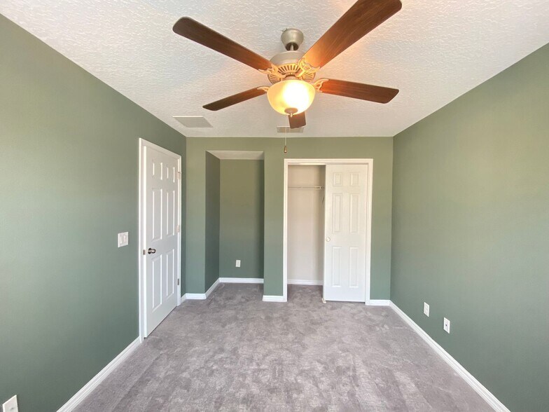 Building Photo - WINDERMERE TRAILS - 3BR/2.5BA PLUS DEN - W...