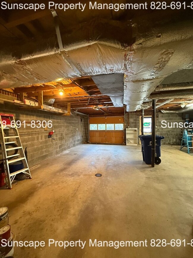 Building Photo - Spacious home in Fairview NC