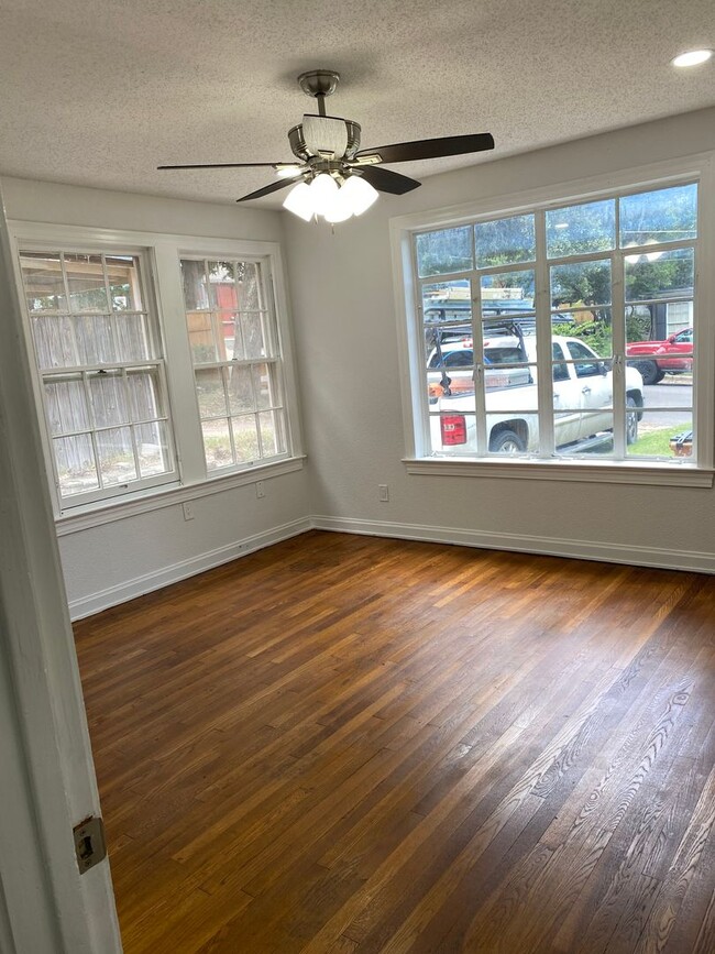 Building Photo - UT PRE LEASE: Charming 3 bed / 2 bath Hous...