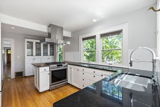 Building Photo - Charming AIR CONDITIONED Leschi Craftsman