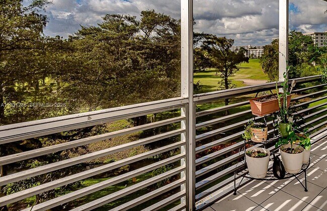 Building Photo - 625 Oaks Dr