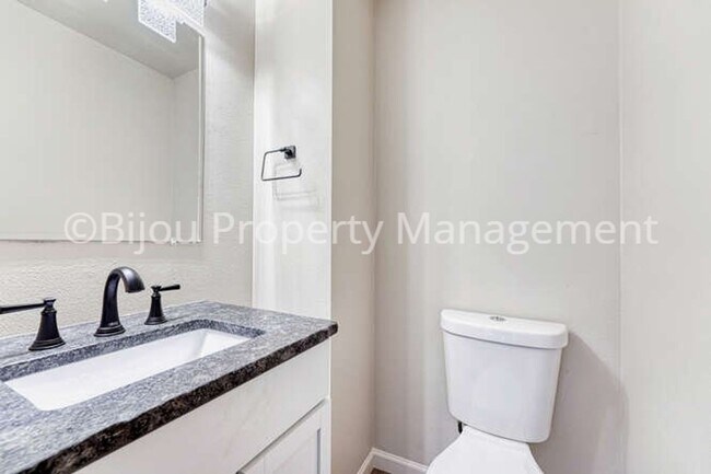 Building Photo - Completely Renovated Townhome