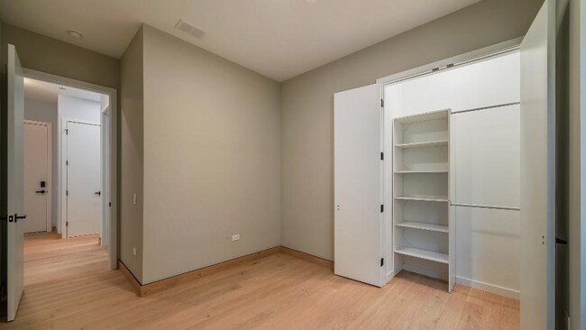 Building Photo - 2024 W Irving Park Rd