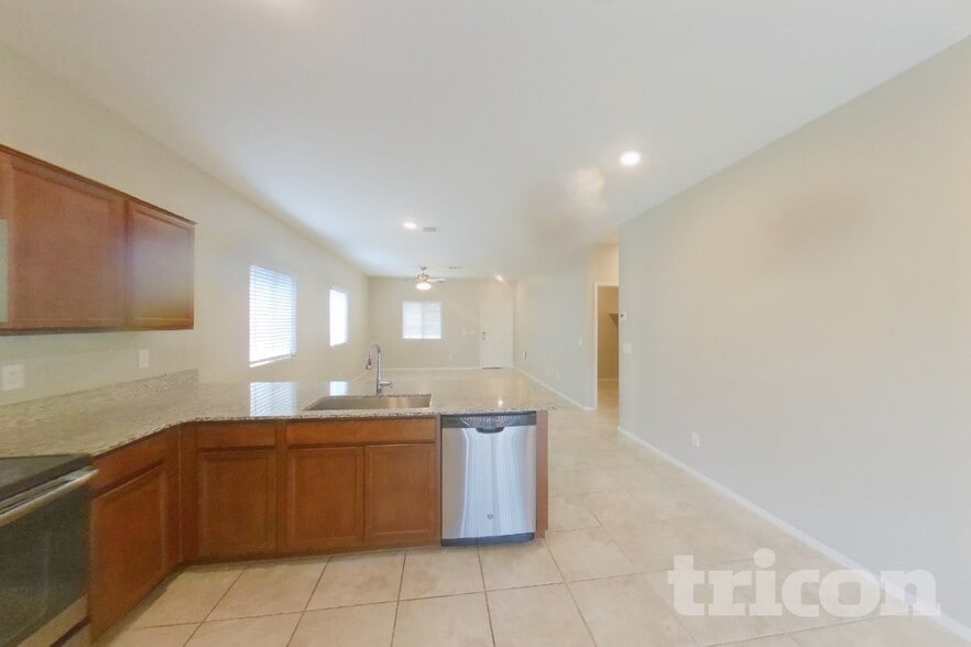 Building Photo - 45656 W Sky Ln
