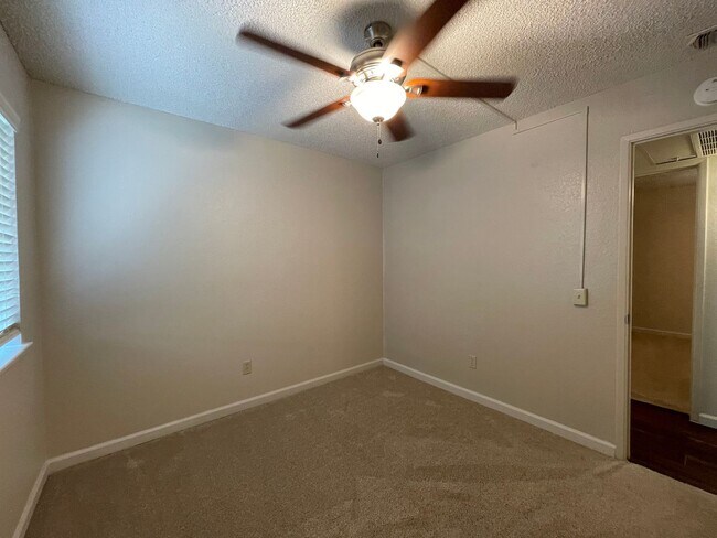 Building Photo - Spacious Downstairs 2 Bed 1 Bath in Gorgeo...
