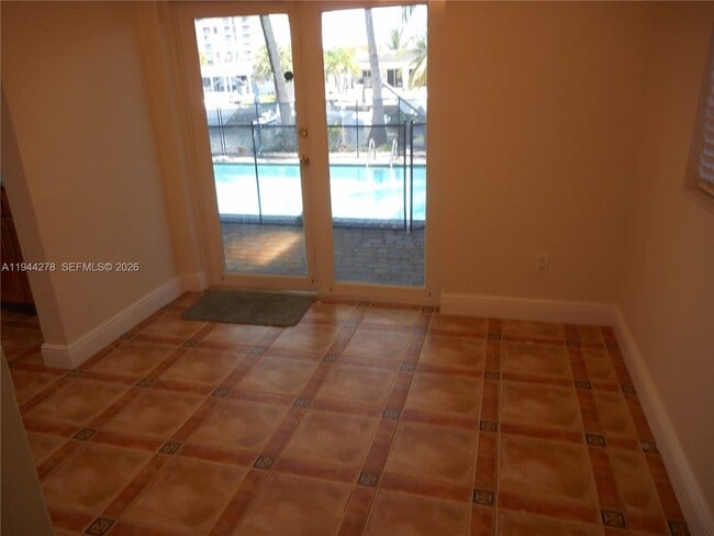 Building Photo - 2325 Magnolia Dr