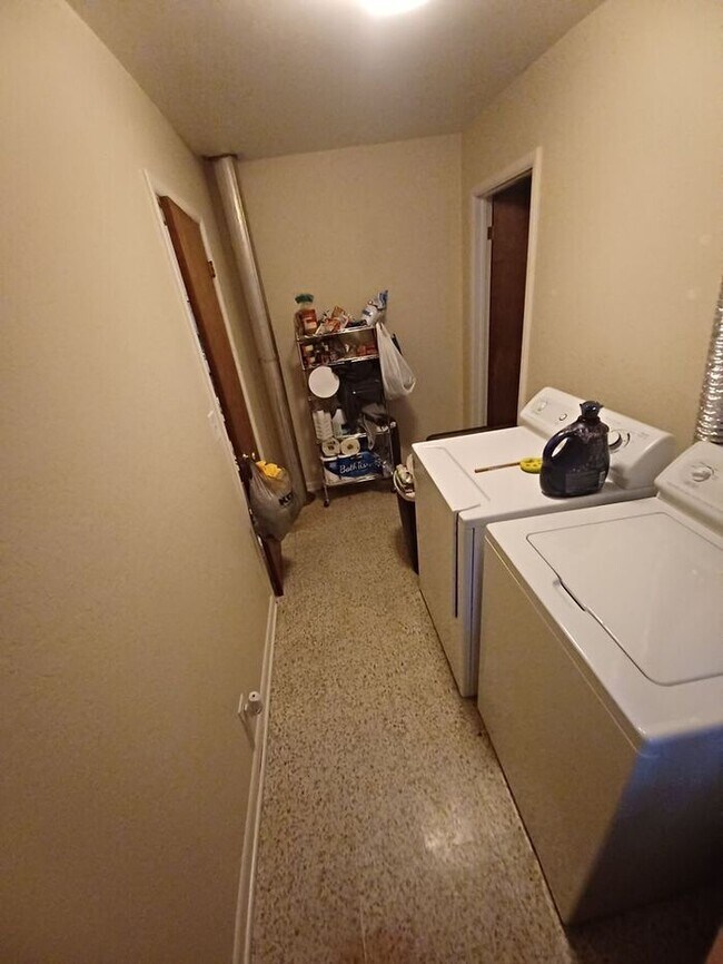 Building Photo - 3 Bedroom House in Laporte