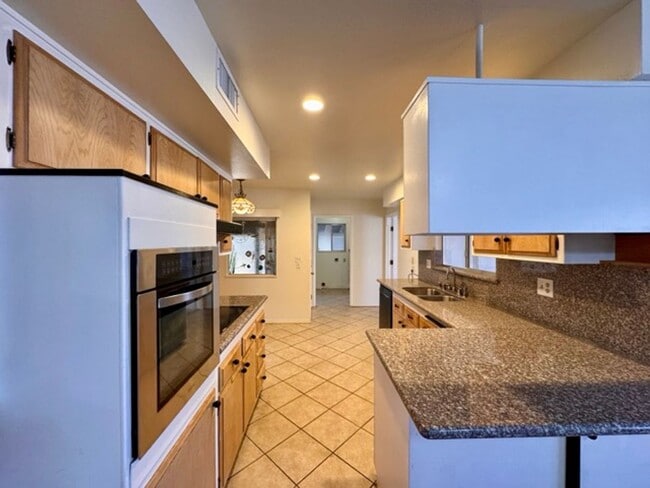 Building Photo - 55+ 2 bedroom 2 bathroom Sun City home for LEASE!