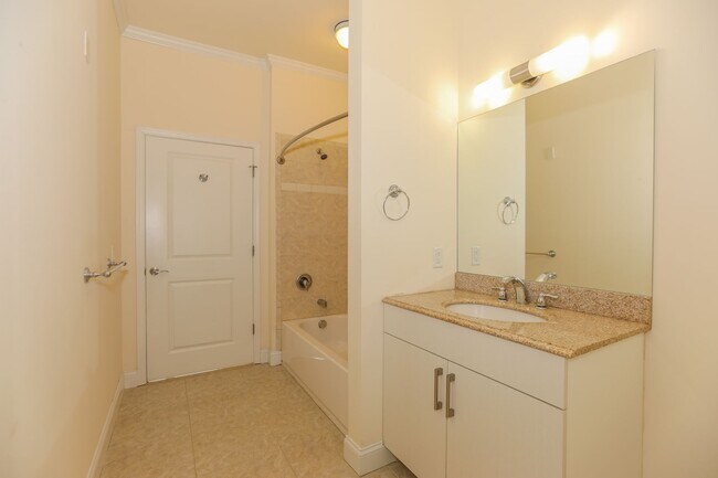 Building Photo - 2/Bedroom 2/Full bath - Panoramic Views - Best Location In Edgewater