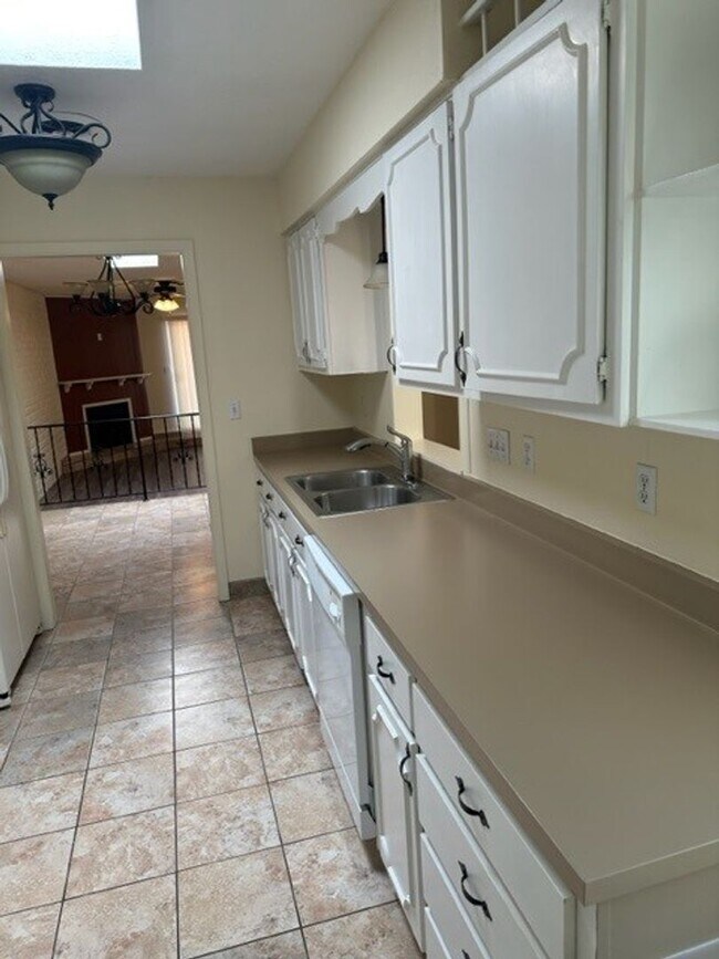 Building Photo - 2 Bed, 2 Bath Townhome