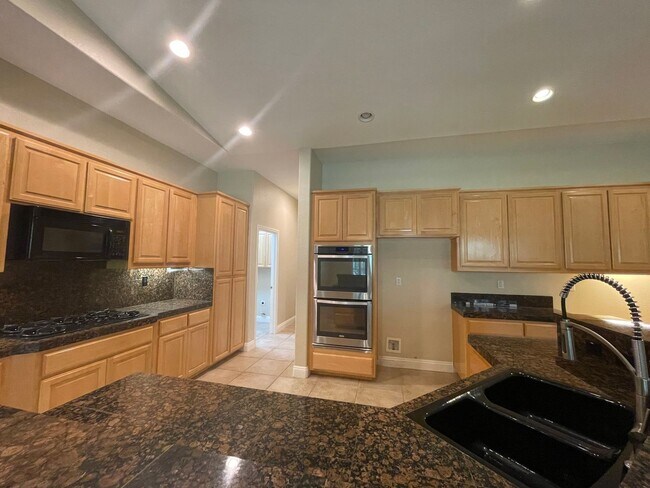 Building Photo - Stunning 4-Bedroom Home in Prime Folsom Location