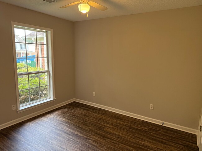 Building Photo - 1346 Pendulum Dr N