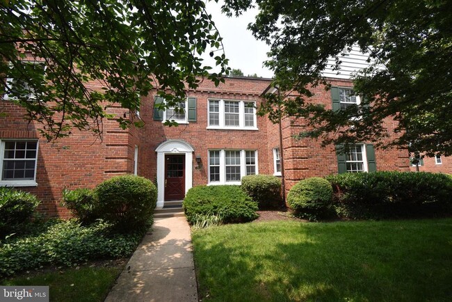 Building Photo - 1816 Queens Ln