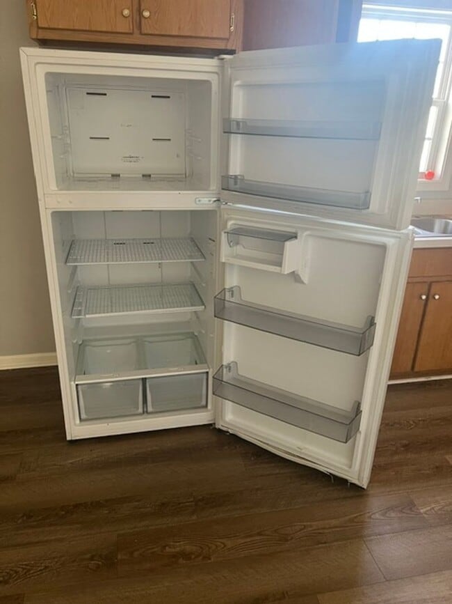 Building Photo - Cute Bungalow Convenient to Shopping & Restaurants!