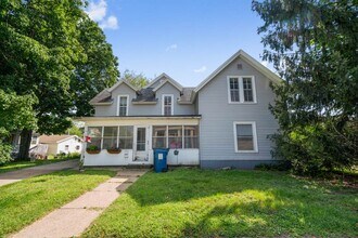 Building Photo - 904 1/2 Clay St - Cedar Falls