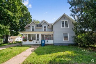 Building Photo - 904 1/2 Clay St - Cedar Falls