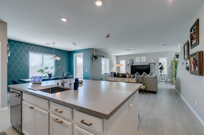Building Photo - Gated, 4bed + loft with Bedroom and Full bathroom downstairs. Skye Canyon