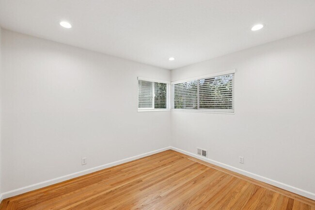 Building Photo - 815 Roble Ave