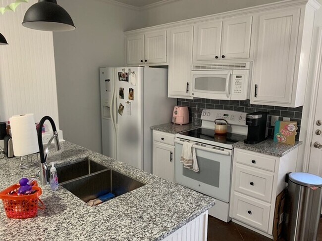 Building Photo - Updated Baylor Furnished Condo