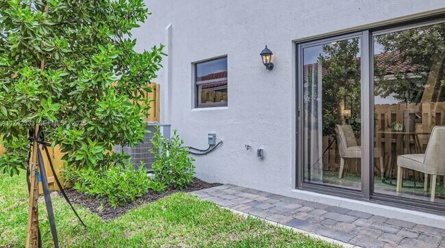 Building Photo - 322 NE 1st Ave