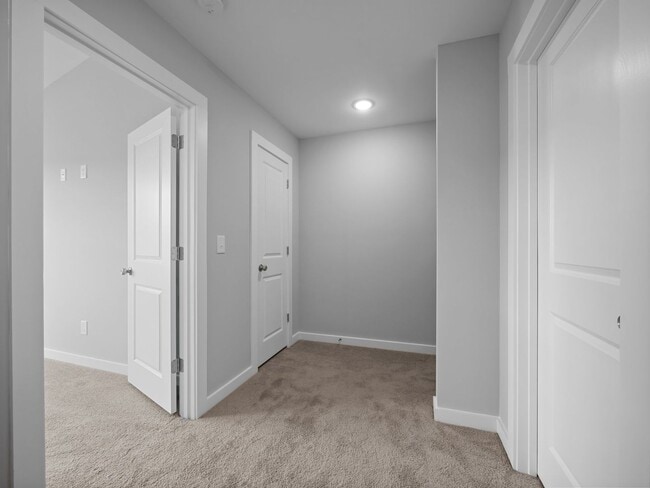 Building Photo - Large 3 story townhome near beach with com...