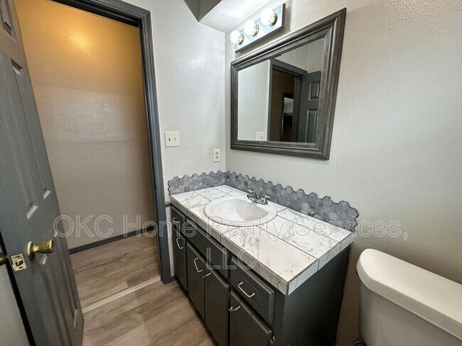 Building Photo - 1706 Surrey Pl