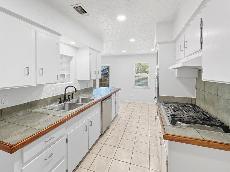 Building Photo - 2120 Vickie Dr
