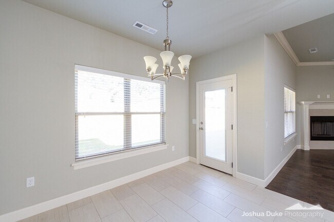 Building Photo - 3 bedroom 2 bath modern style home minutes from I-49 and Fayetteville access !!