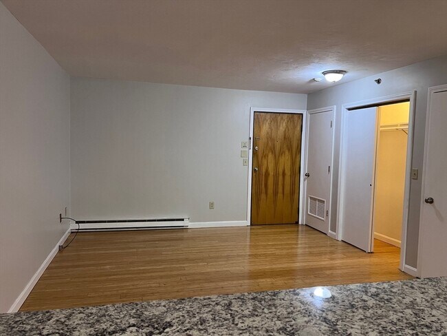 Building Photo - 71 Edgeworth St