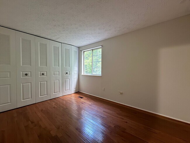 Building Photo - Charming 2 Bed 2 Bath Home Within Convenient Newington Commons Community