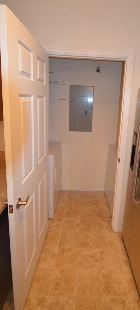 Building Photo - Spacious Pet Friendly 2bd/2ba Condo with Garage!