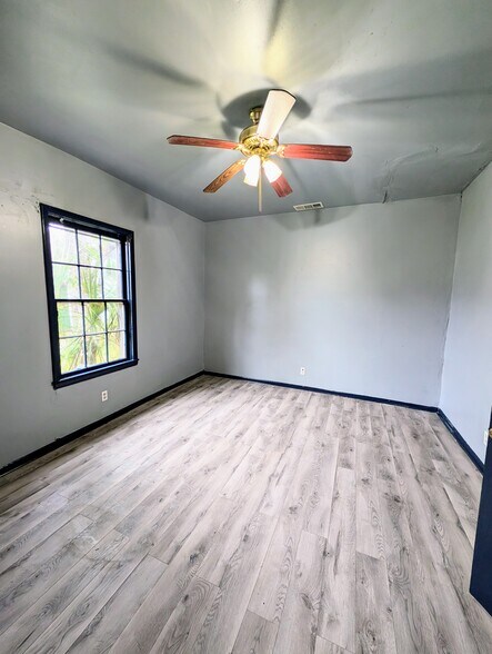 Building Photo - 1008 W 52nd St