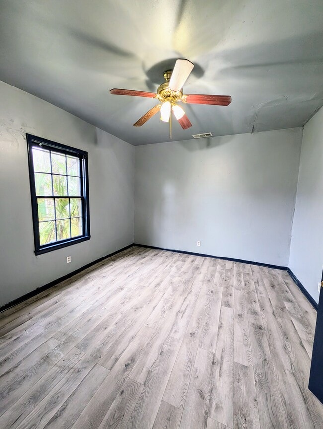 Building Photo - 1008 W 52nd St