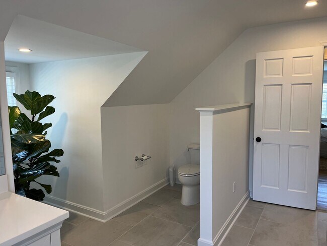 Building Photo - 3 Bedroom 2 Bath Fairfield House Near Southport