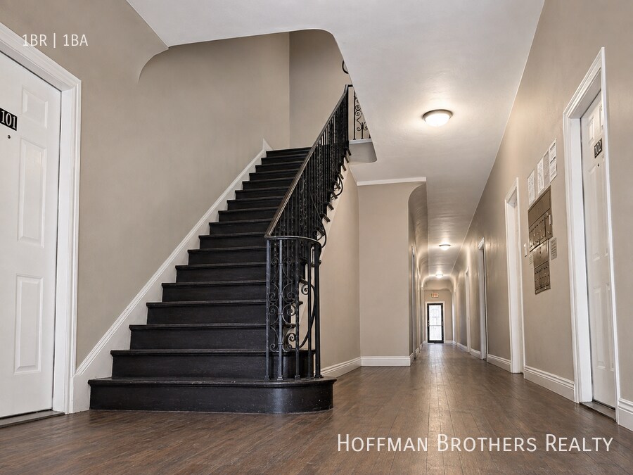 Building Photo - 654 S Dunsmuir Ave