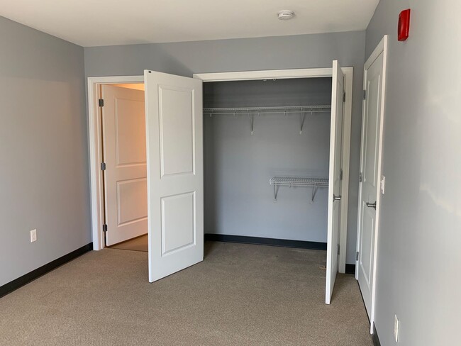 Building Photo - 10 E Ridge Dr