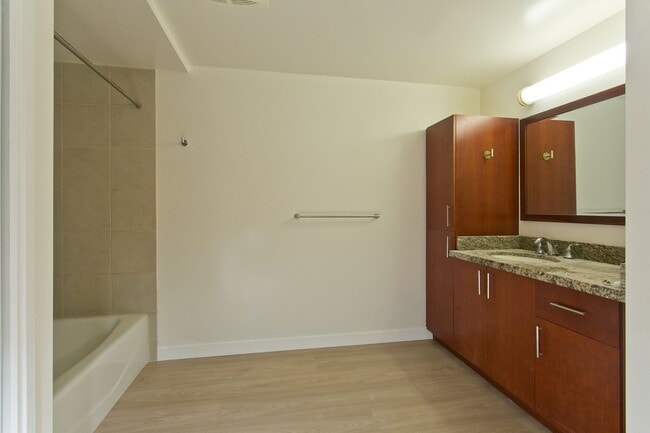Building Photo - 909 Kapiolani Blvd