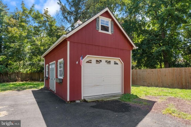 Building Photo - 122 E Richardson Ave