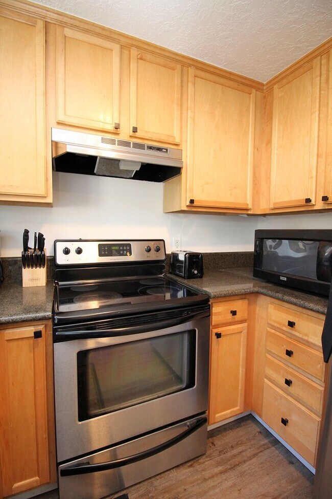 Building Photo - Super Charming FULLY FURNISHED 1 Bedroom M...