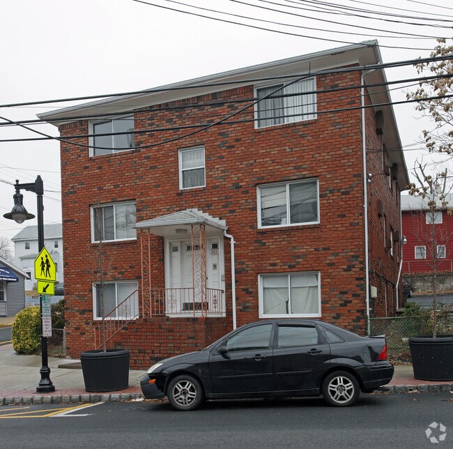 Building Photo - 320 Hackensack St