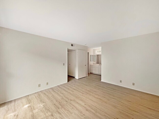 Building Photo - Charming 2BD/2BA Condo in La Jolla Village...