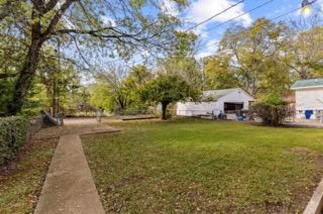 Building Photo - Nicely Renovated 3 Bedroom 1 Bath Home Ava...