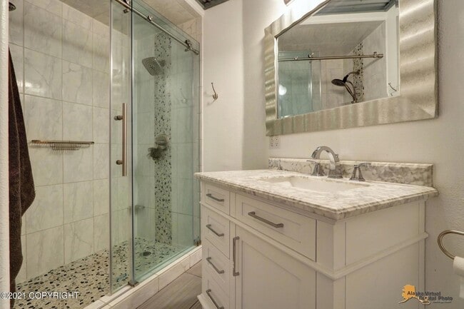 Building Photo - PRICE DROP!| BEAUTIFUL, FULLY UPDATED SING...