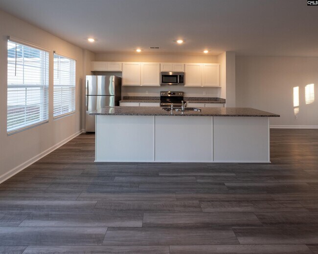 Building Photo - 3024 Hallsdale Dr
