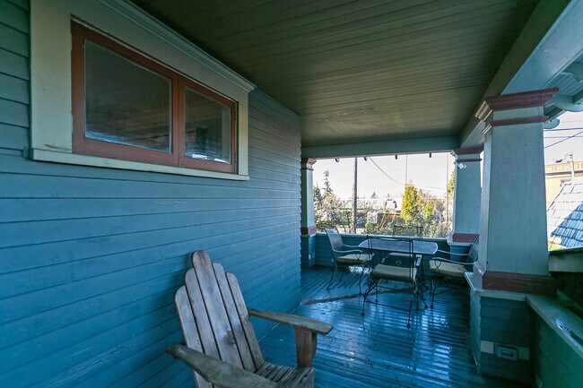 Front Porch - 718 NE Dekum St