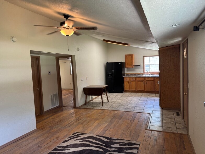Building Photo - 410 S Main