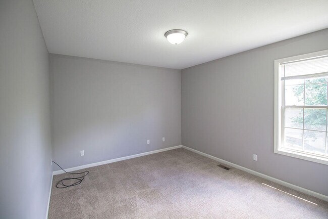 Building Photo - 208 Jackal Dr