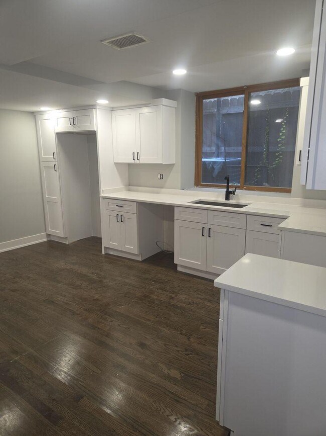 Building Photo - 3 bedroom in Chicago IL 60647
