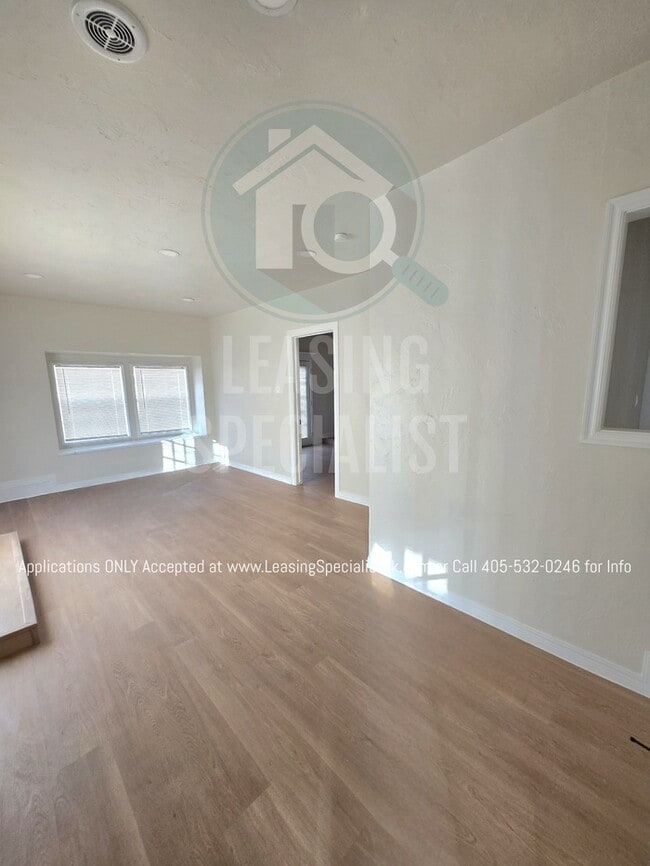 Building Photo - Spacious Village 3 Bed 2 Bath Home!