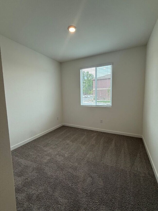 Building Photo - Brand-New 3 Bed | 2.5 Bath Townhome in Carson City